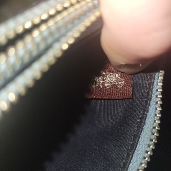 EUC Coach pebbled leather wristlet double zip - Picture 8 of 13